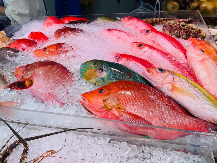Naha Makishi Public Market : Sushi making experience - Seeing the fish before making the sushi