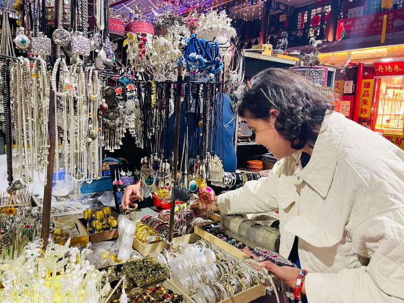 Night Market Haggling Adventure with an English Guide! - Why Panjiayuan works so well after dark