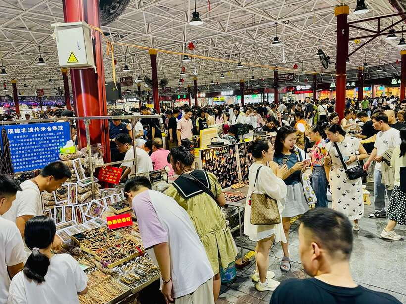 Night Market Haggling Adventure with an English Guide! - The first hour: getting your bearings and browsing