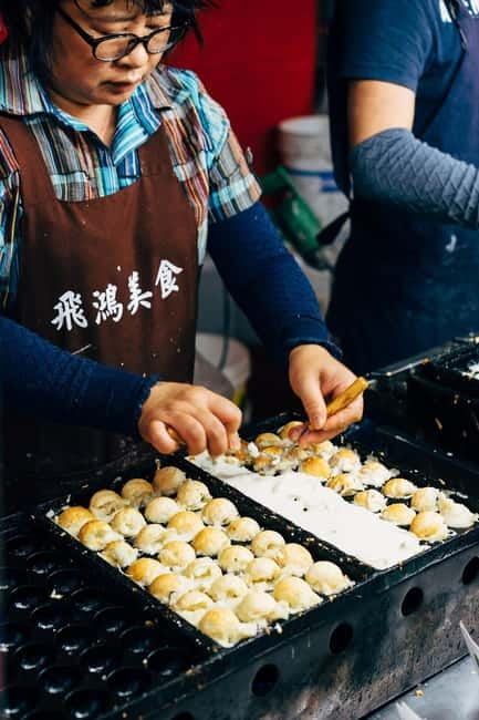Osaka: Food Tour Kuromon Market & Dotonbori with Guide - Three-colour dango at Mitoya