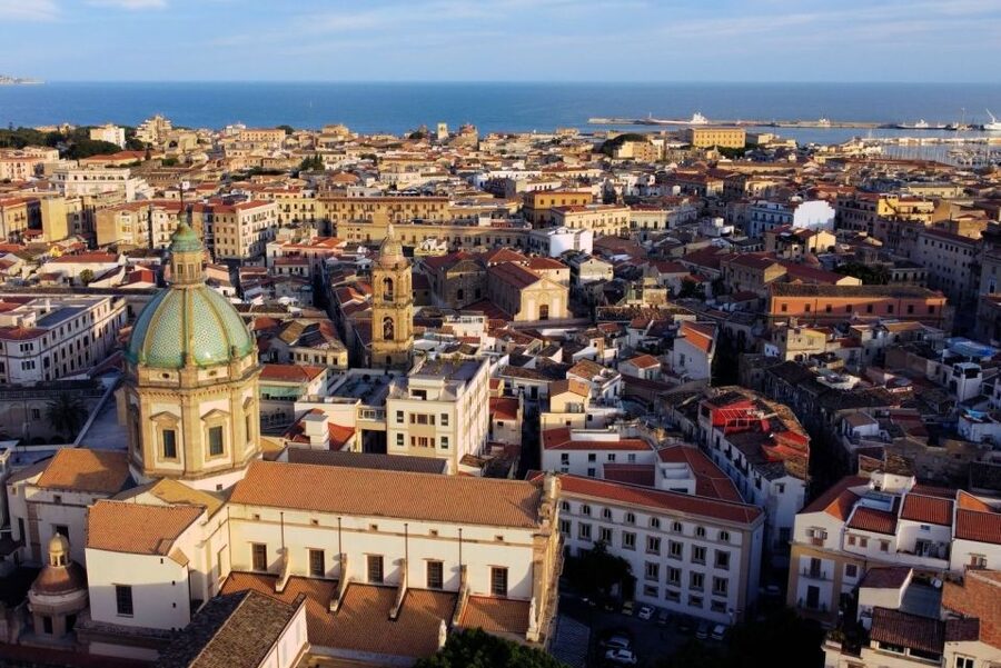 Palermo: Walking Tour of Historic Markets and Monuments - Meeting your guide near Feltrinelli