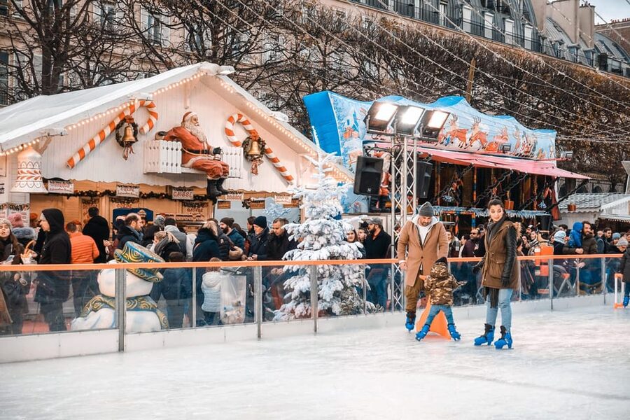 Paris: Christmas Market Guided at Notre Dame & Food Tasting - Following the Seine to the Holiday Stalls