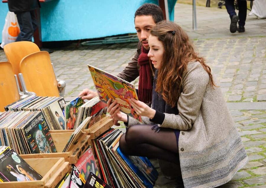 Paris: Saint Ouen Flea Market Guided Tour - Marché Vernaison and the pleasure of the first browse