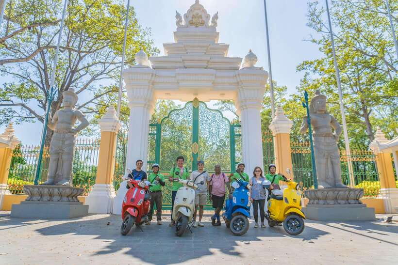 Phnom Penh: Morning Foodie, Market Walking & Street Art Tour - Banh chaev: a hands-on look at Khmer cooking