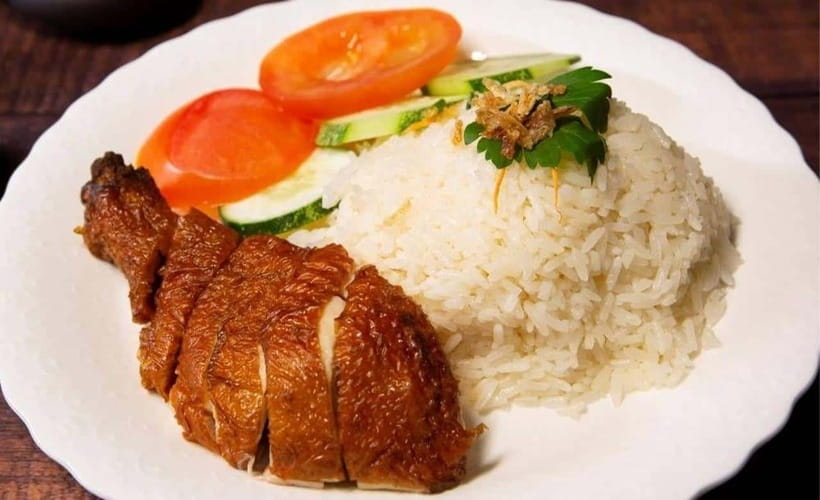 Phnom Penh: Morning Foodie, Market Walking & Street Art Tour - Wat Botum Park: coffee, tea, lunch, and conversation