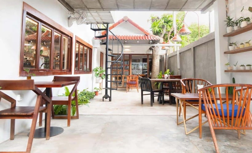 Phnom Penh: Morning Foodie, Market Walking & Street Art Tour - Guides, language, and the feel of the outing