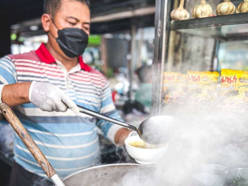 Phnom Penh: Morning Market & Guided Breakfast Tour by Tuktuk - A wet market with more than a quick walk-through