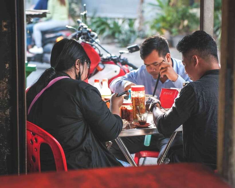 Phnom Penh: Morning Market & Guided Breakfast Tour by Tuktuk - What the tuktuk adds to the experience