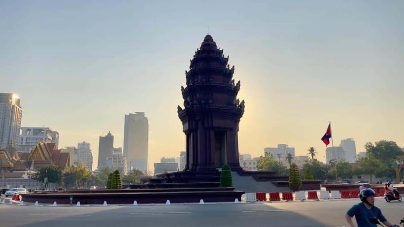 Phnom Phnom: Local Market & Culture Walking of City Tour - Wat Phnom Starts the Story at 8 AM