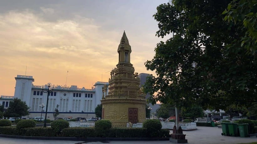 Phnom Phnom: Local Market & Culture Walking of City Tour - Royal Palace Park and the Capital’s Move