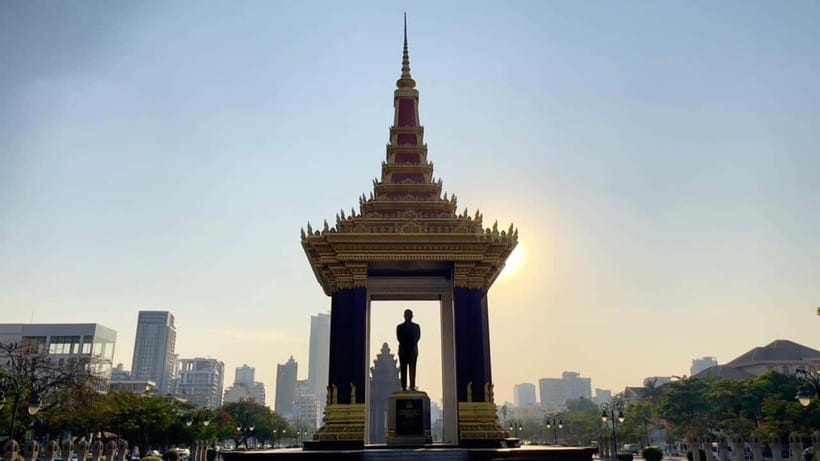 Phnom Phnom: Local Market & Culture Walking of City Tour - Slina’s Friendly, Photo-Focused Guiding