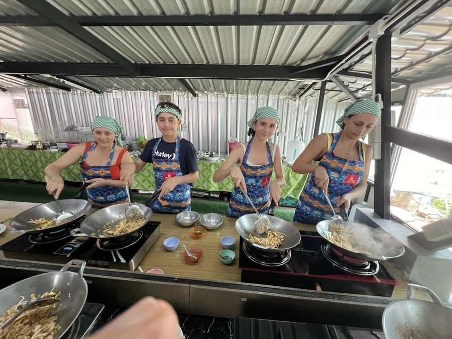 Phuket: Thai Cooking Class with Market Tour - Three or four dishes, with dessert possibilities