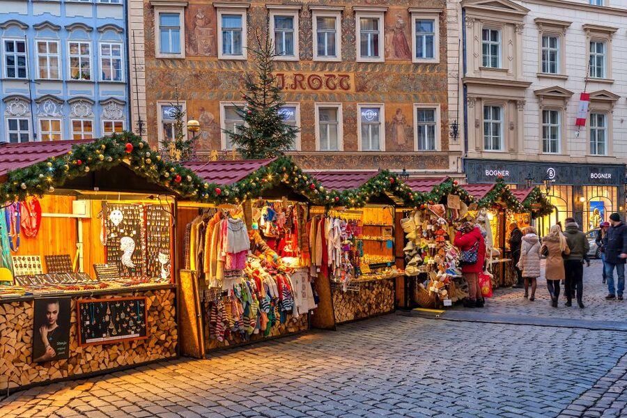 Prague: 2-3h Magical Christmas Markets Tour with Inclusions - What guides add to the experience
