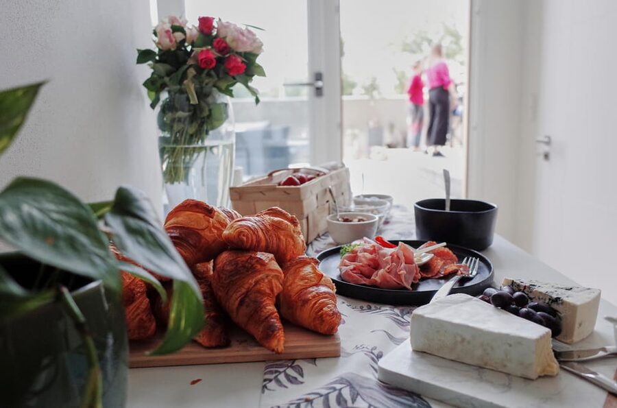 Prague: Farmers Market and Brunch Class with Celebrity Chef - Brunch with prosecco and Prague views