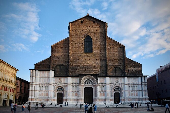 Private Bologna Food & Market Tour with 6 Tastings & Wine - Tasting through the Quadrilatero market