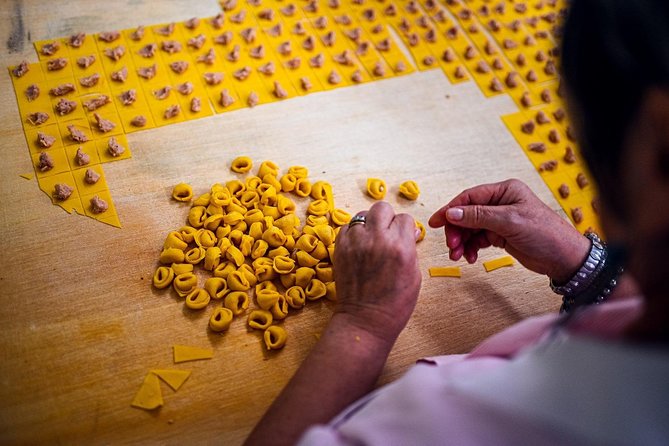 Private Bologna Food & Market Tour with 6 Tastings & Wine - Starting near Via Zamboni and Palazzo della Mercanzia