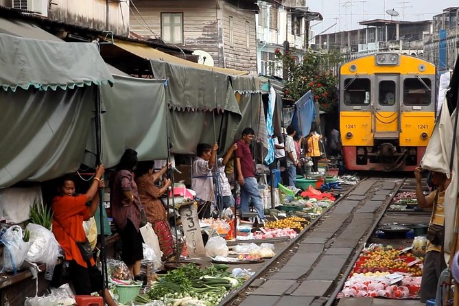 Private Damnoen Saduak Floating Market and Train Market Tour - Why these two markets make a good Bangkok day trip