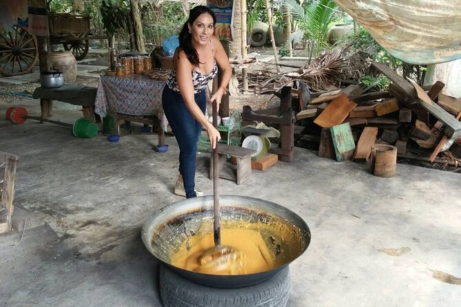 PRIVATE Floating Market + DRAGON Temple + DO like a Local - Damnoen Saduak: two different ways to see the market