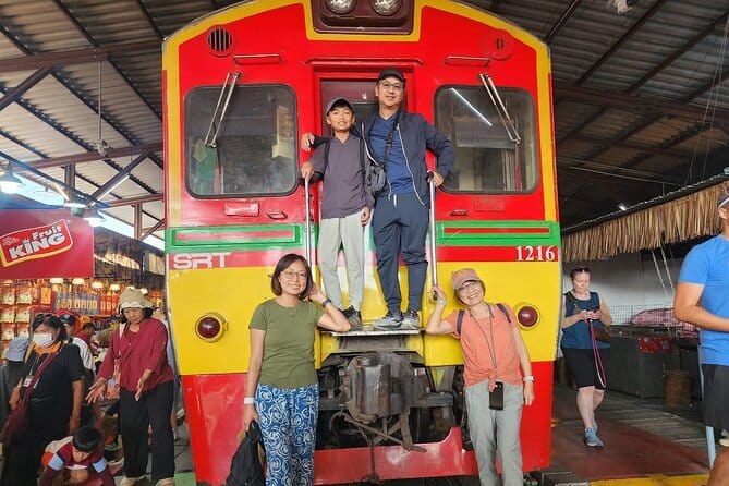 Private Floating Market & Maeklong Railway Tour from Bangkok - Damnoen Saduak by long-tail boat