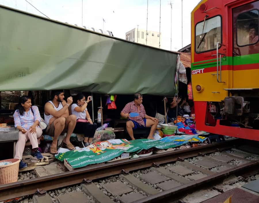 Private Floating & Train Market + DRAGON Temple + Thai Cafe - Damnoen Saduak: Thailand by paddle boat
