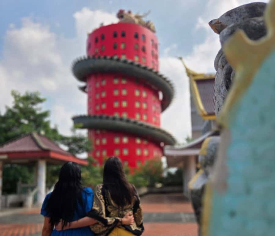 Private Floating & Train Market + DRAGON Temple + Thai Cafe - Private transport and the nine-hour schedule