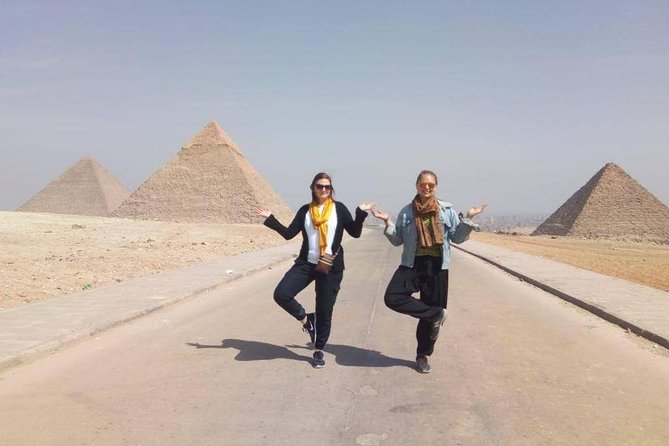 Private Full-Day Tour Visiting Giza Pyramids, Egyptian Museum and Old Market - What the private guide adds