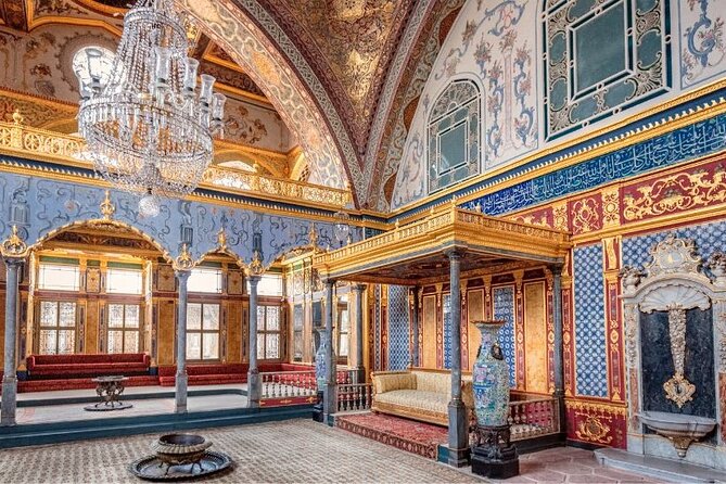 Private Guided Tour Hagia Sophia, Cistern, Topkapi and Bazaar - Two hours inside Topkapi Palace