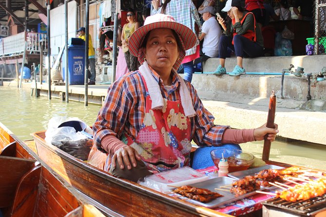 Private Guided Tour to Train Market and Damnoensaduak Floating Market - What this Bangkok market tour is really like