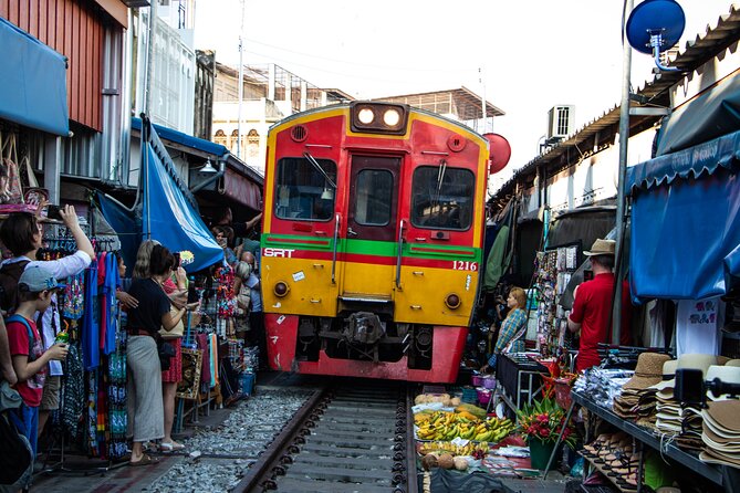 Private tour : Railway & Floating Market and the Bridge over river Kwae - 6:30 a.m. pickup and the road beyond Bangkok
