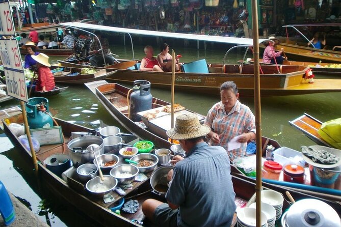 Private tour : Railway & Floating Market and the Bridge over river Kwae - Damnoen Saduak by boat and by snack