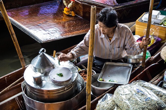 Private tour : Railway & Floating Market and the Bridge over river Kwae - Kanchanaburi War Cemetery is quiet and direct