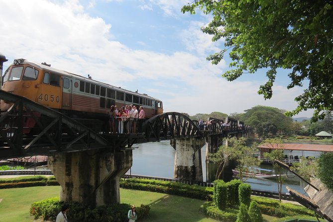 Private Tour to the Floating Market and Bridge over River Kwai - 7:00 a.m. pickup and the road west