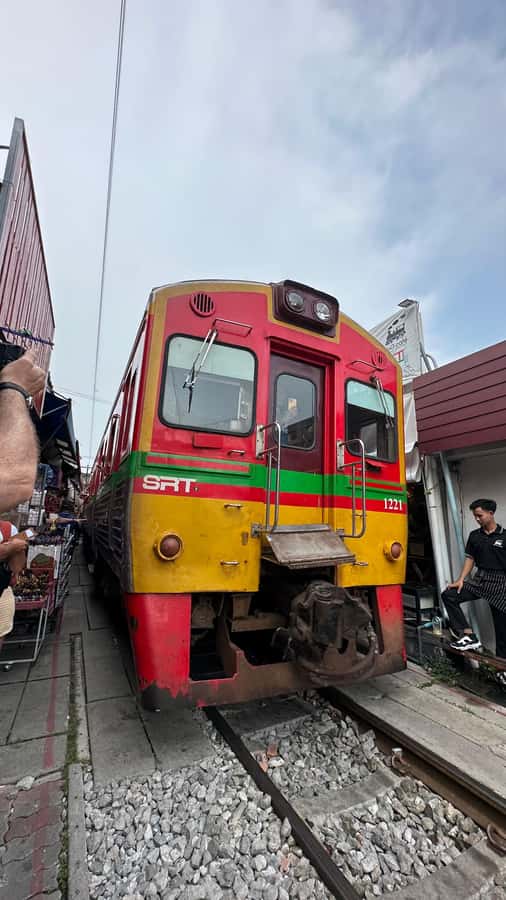 Railway to Waterway: Exploring Railway and Floating Market - What the private package includes