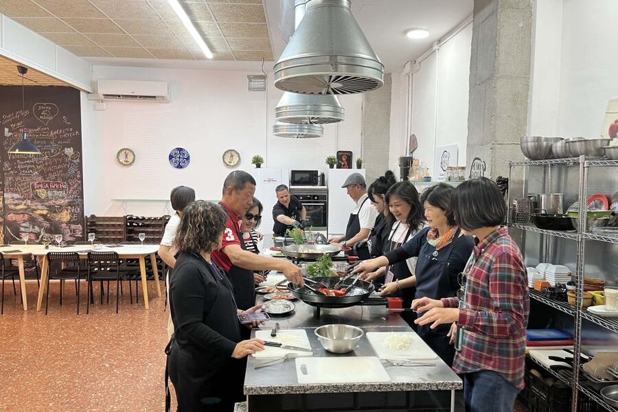 Real Paella Cooking Class – Market Visit & Sangría Workshop - The guides make the difference