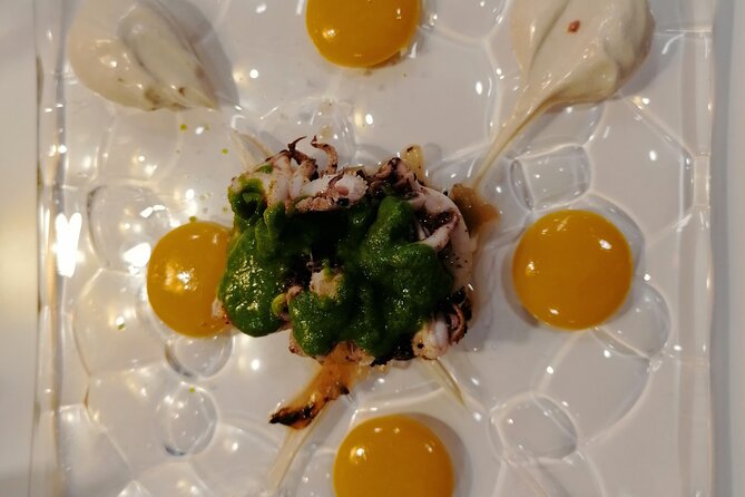 San Sebastian Pintxo Food, Wine & Market Foodie Tour(Small Group) - Architecture, balconies, and Calle Mayor