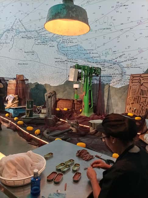 Santoña: Anchovy Art Gallery with Fishing Port and Market - Watching anchovy filleting by hand