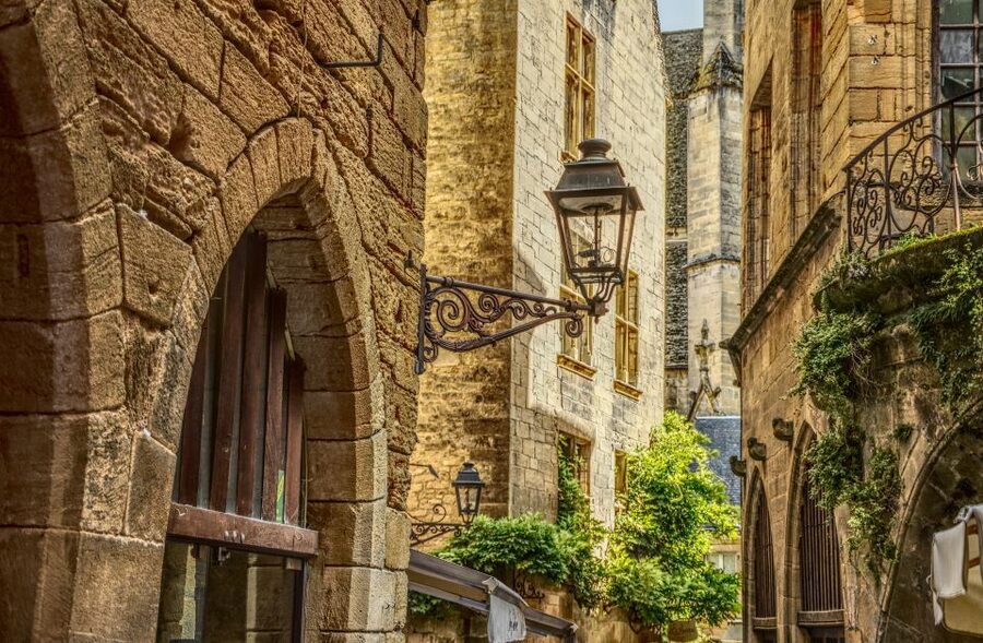 Sarlat Gourmet Tour & Market Visit with Tastings - Stop two: wine, duck, and walnut flavors