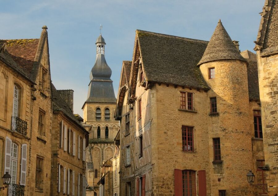 Sarlat Gourmet Tour & Market Visit with Tastings - Sarlat’s old streets and the first layer of local history