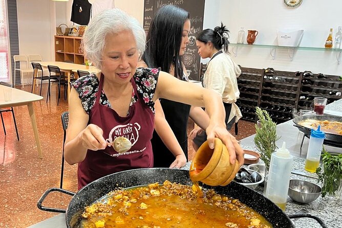 Seafood paella cooking class, tapas and visit to Ruzafa market. - Cooking the seafood paella step by step