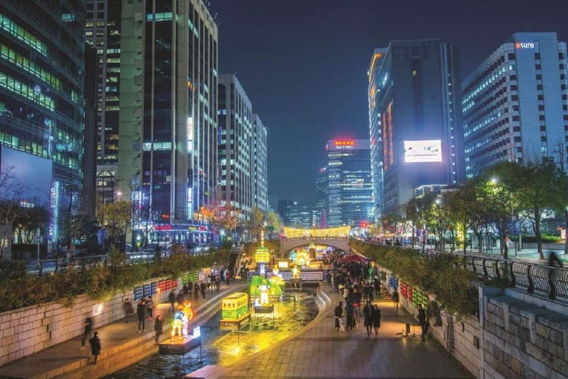 Seoul: Changgyeonggung & Gwangjang Market & Naksan Park - Changgyeonggung Palace under evening lights