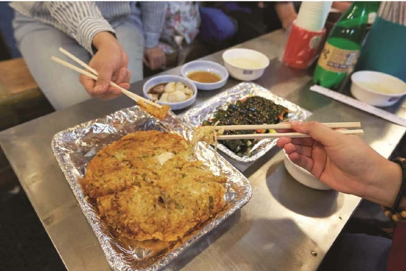 Seoul: Changgyeonggung & Gwangjang Market & Naksan Park - Group size, guides, and the overall pace