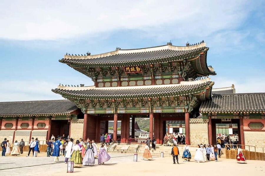 Seoul Day Tour: Gyeongbok Palace, Bukchon, Gwangjang Market - Gyeongbokgung After Sunset