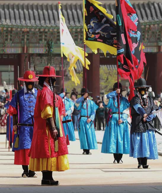 Seoul Day Tour: Gyeongbok Palace, Bukchon, Gwangjang Market - Naksan Park and the Seoul Fortress Walls