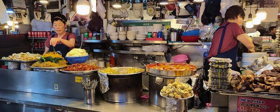 Seoul Day Tour: Gyeongbok Palace, Bukchon, Gwangjang Market - Why the Small Group Matters