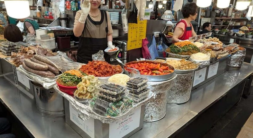 Seoul: Guided Food & Market Tour with 8+ Tastings - Insadong and the peaceful tea finish