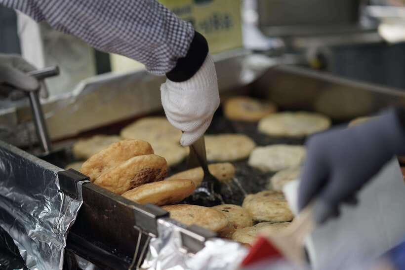 Seoul: Guided Street Food Tour at Namdaemun Market - Wang Mandu, Hotteok, and the Sweet-Savory Middle