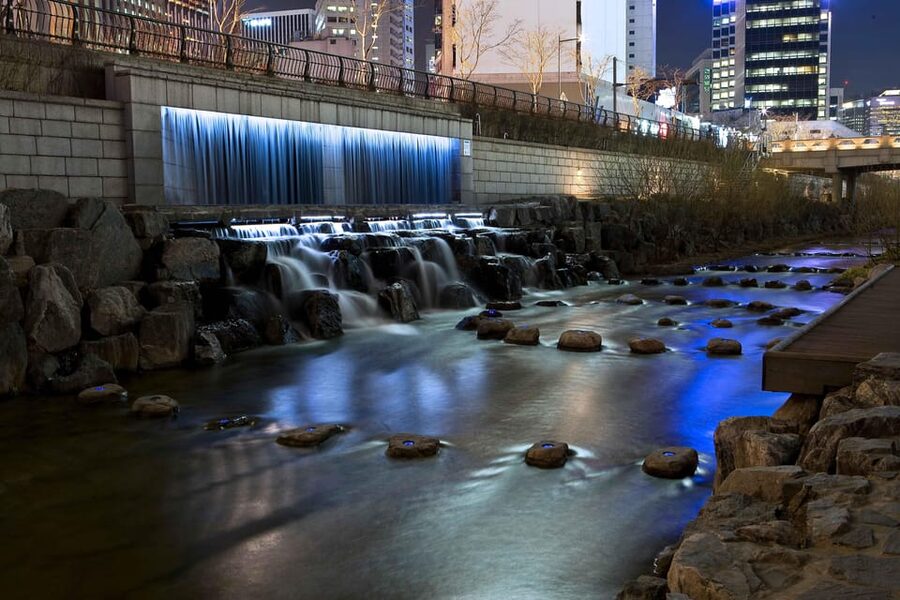 Seoul Gwangjang Market Foody Walking Tour - A 15-minute change of pace at Cheonggyecheon