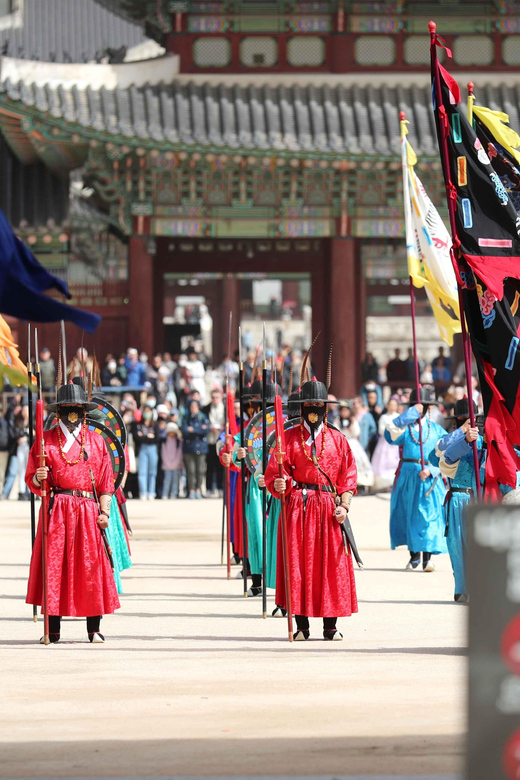 Seoul: Gyeongbokgung Palace Tour & Lunch at Authentic Market - Starting at Gyeongbokgung Station Exit 5