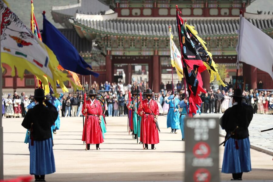 Seoul: Gyeongbokgung Palace Tour & Lunch at Authentic Market - Gyeongbokgung and the Joseon Court