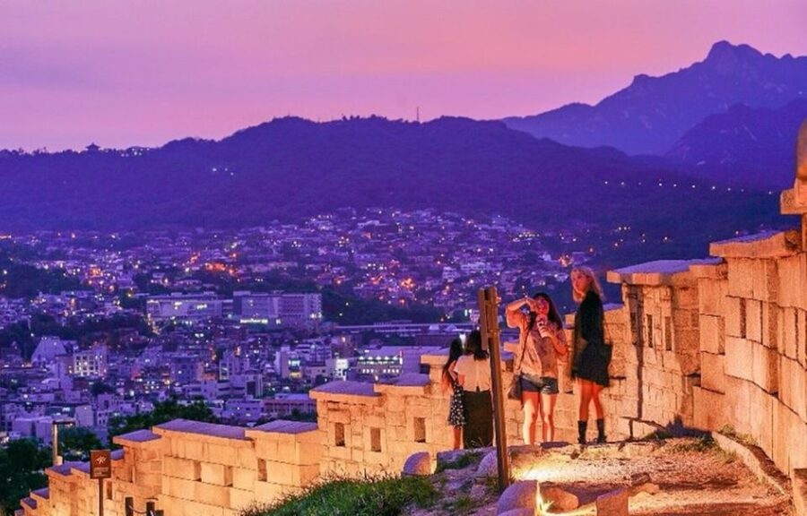 Seoul: Nighttime Tour of Palace, Market, Naksan Park & More - Key points to know before booking